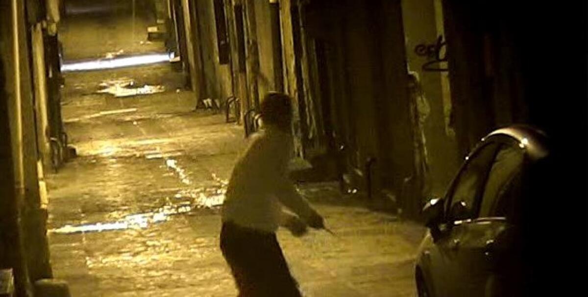 Si divertiva a tagliare copertoni di auto, denunciato un giovane romeno - 