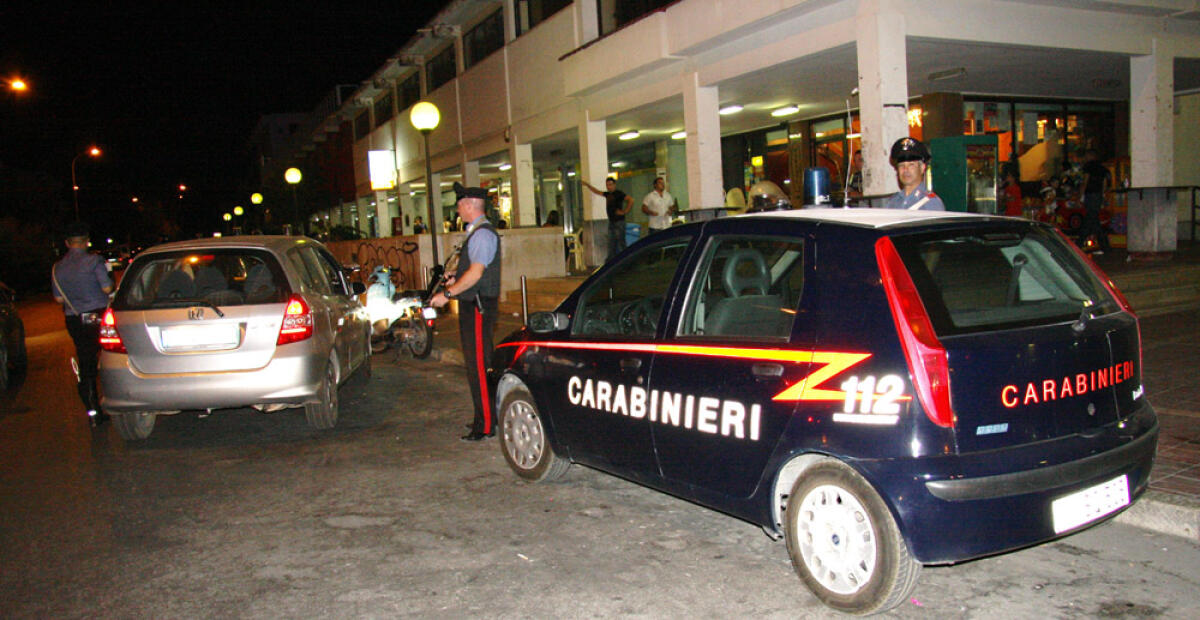 Agguato nella notte, colpi di fucile contro l'auto di un pescivendolo: illeso - 