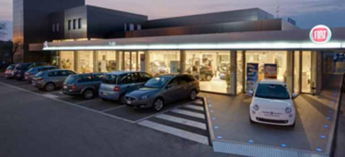 Colpi di fucile contro le auto esposte della concessionaria Fiat Vella - 