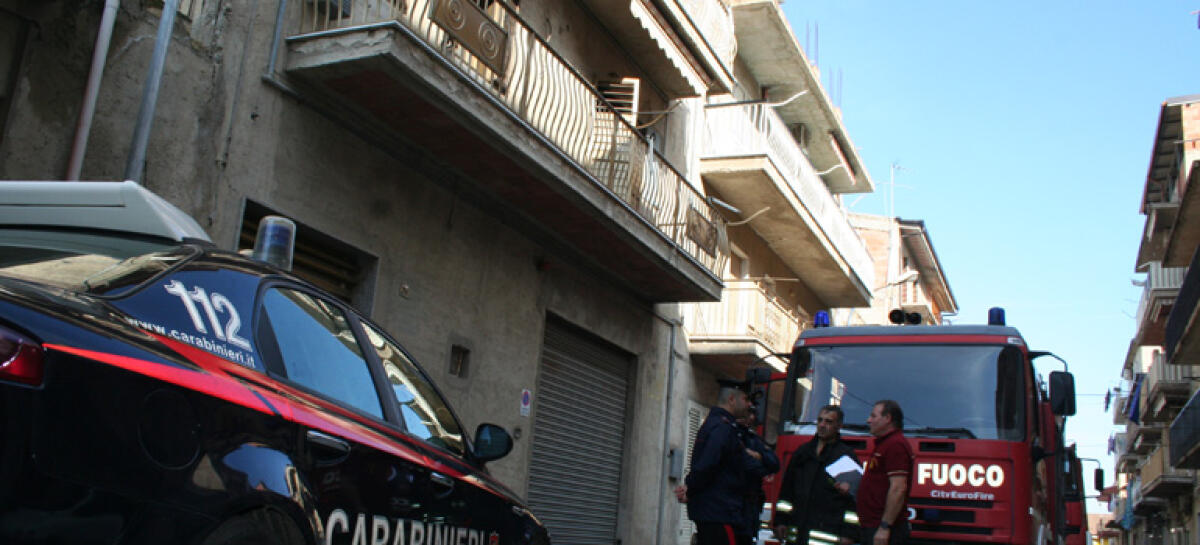 Cadono calcinacci da un balcone, paura ma nessun ferito tra i passanti - 