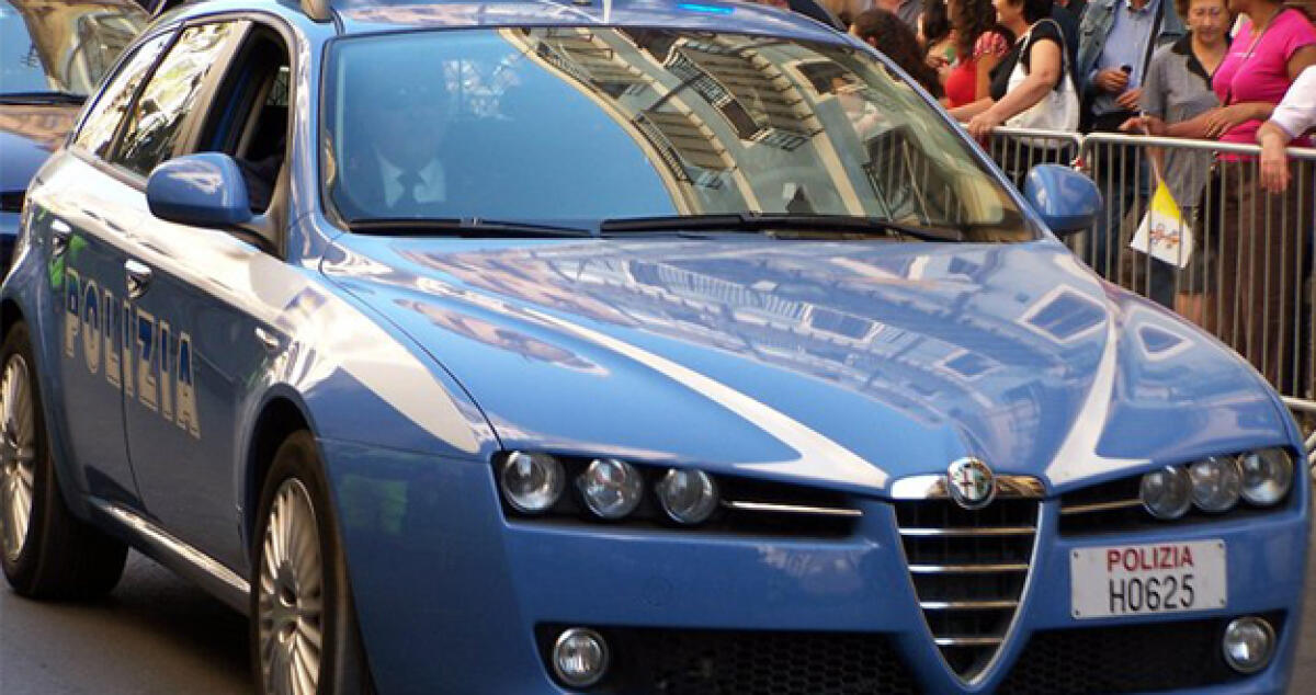 Auto bruciate e cartucce sul portone: grave attentato contro due impiegati - 