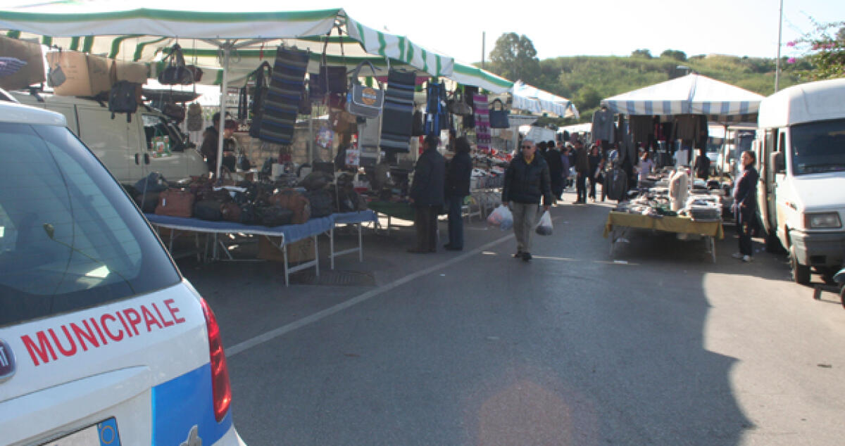 L'avanzata del mercato abusivo paralizza la città, problemi anche per il tribunale - 