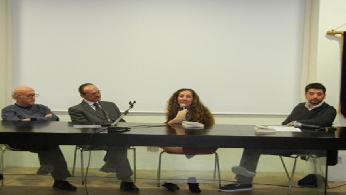 "Cosa ti manca per essere felice?". Simona Atzori  presenta il suo libro - 