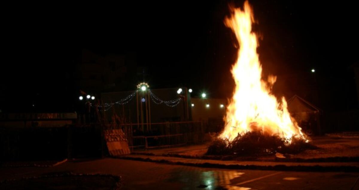 Fiamme alte decine di metri creano panico a Natale, ma era il falò della parrocchia - 