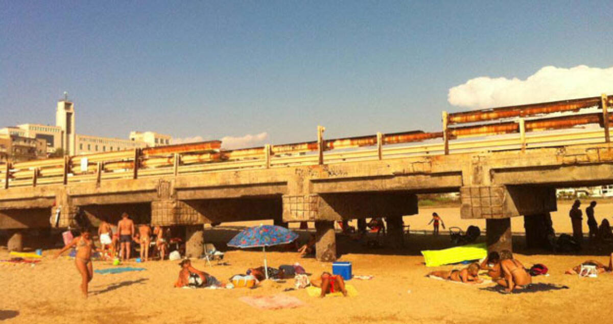 Il vecchio pontile si sbriciola ma nessuno rinuncia al bagno, denuncia di Amato - 