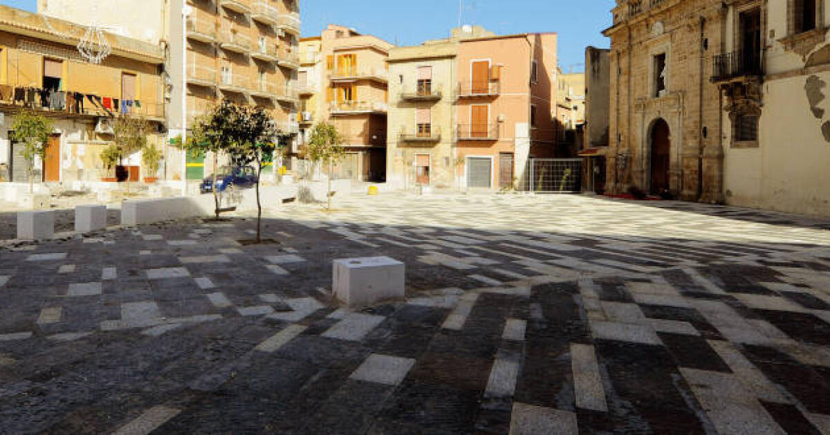 Inciampa sui cubi di piazza Sant’Agostino, donna chiede risarcimento al Comune -