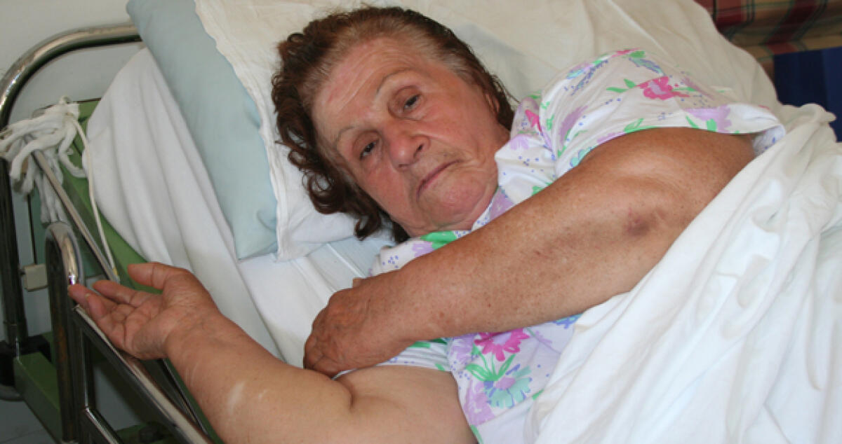 Settantenne malmenata e svestita da due scippatori finisce in ospedale -