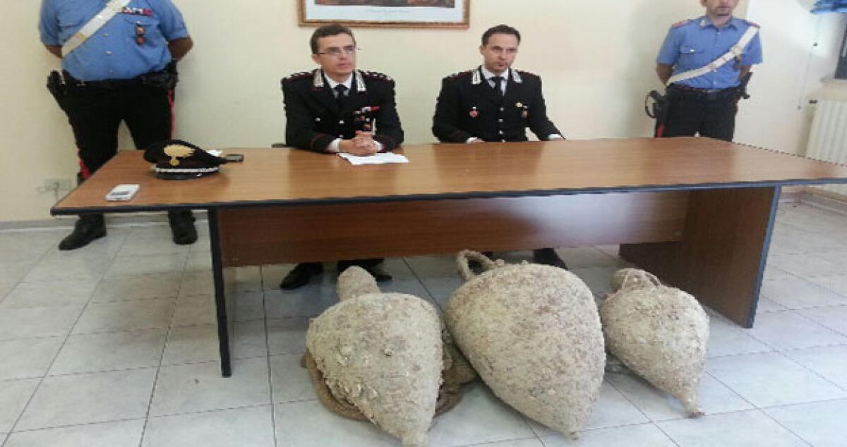 Tre anfore antiche dentro l'armadio di un disoccupato, scatta la denuncia -