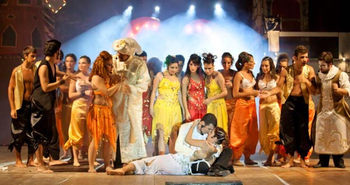 “I’ll fly away”: Oltre duemila spettatori per il musical ispirato al Moulin Rouge - 