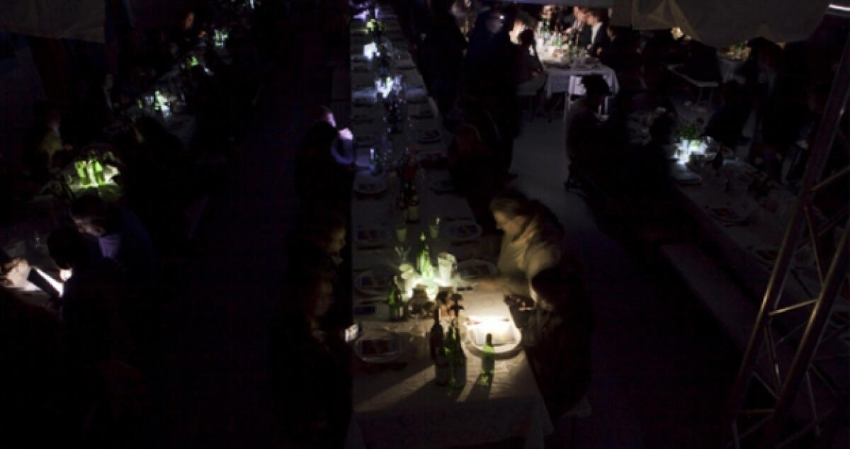 Cena al buio per sensibilizzare chi vede con "occhi diversi" -
