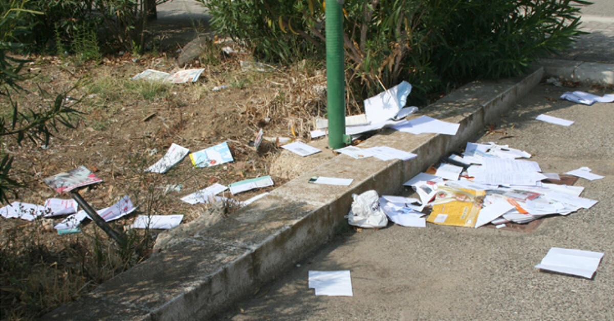 Rubano scooter a un postino e gettano le lettere per strada - La posta e gli avvisi non vennero mai consegnati