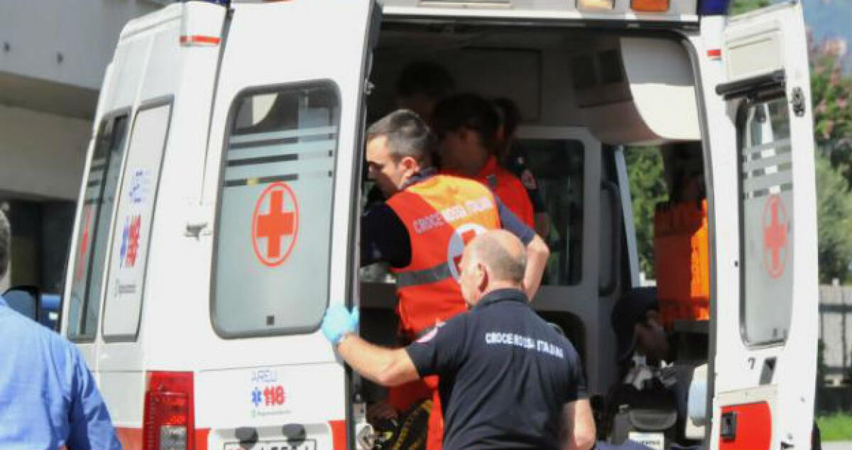 Schiacciato da una parete, muratore finisce in ospedale -