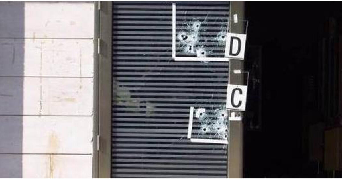 Quattro colpi di pistola contro la saracinesca di una rivendita Compro oro - 