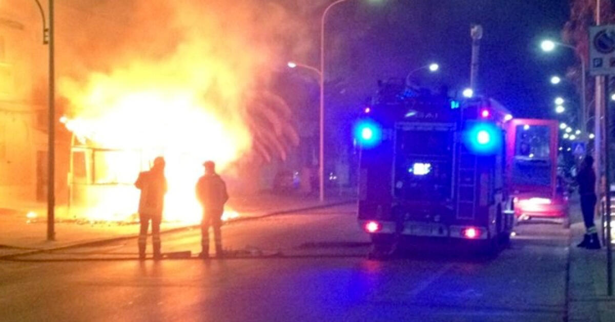 Incendio a San Giacomo, fiamme all'utilitaria di un manovale -