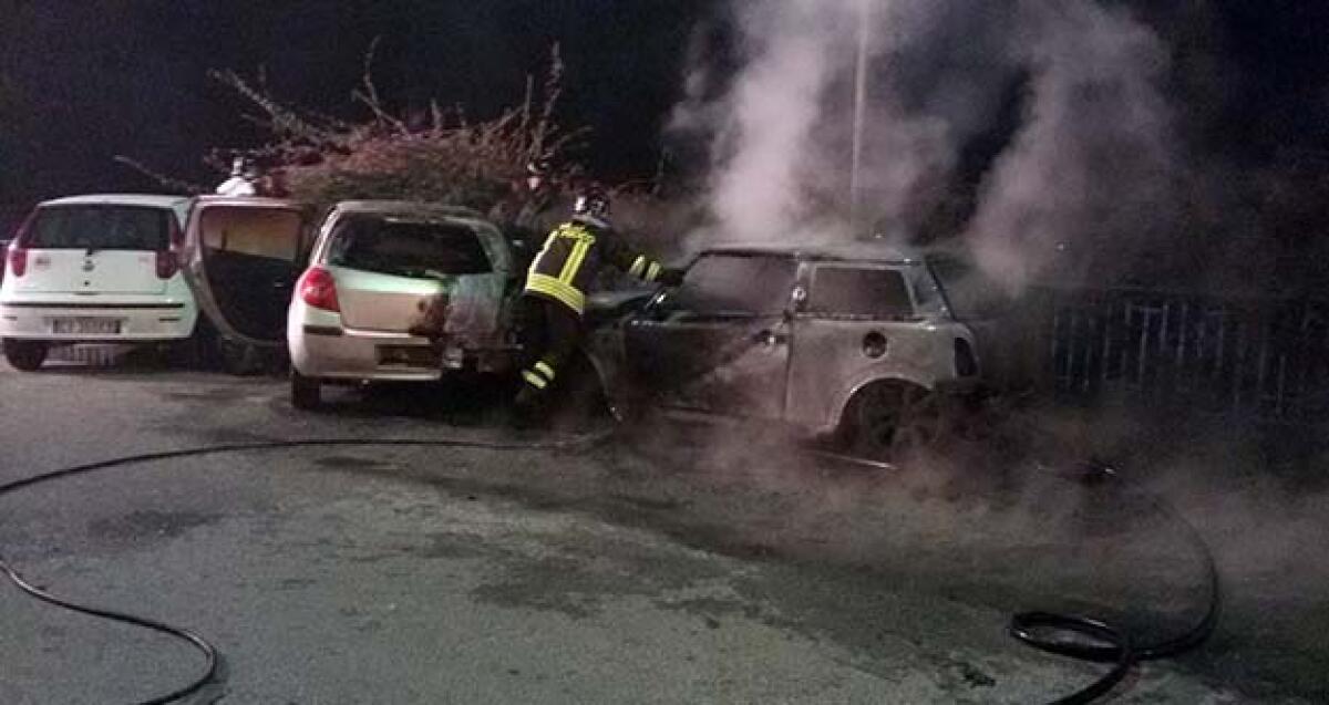 Una notte da incubo, tre auto ed una panineria in fiamme nell'arco di poche ore -
