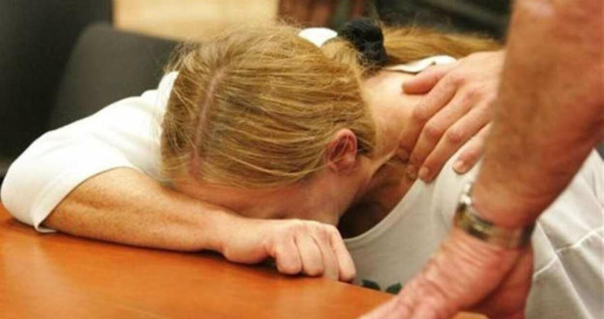 Pestata e palpeggiata a scuola, segnalati alla procura due bulli -