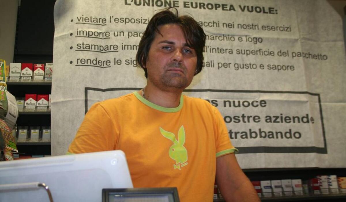 Via le sigarette dagli scaffali, e i tabaccai insorgono contro la nuova norma - 