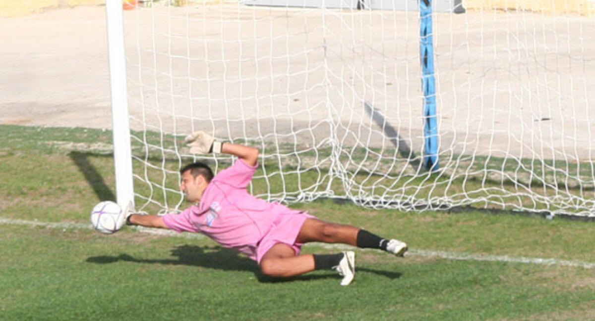 Clamoroso al Presti: l'Atletico pareggia al 93' in 8 contro 11 con un gol del portiere -