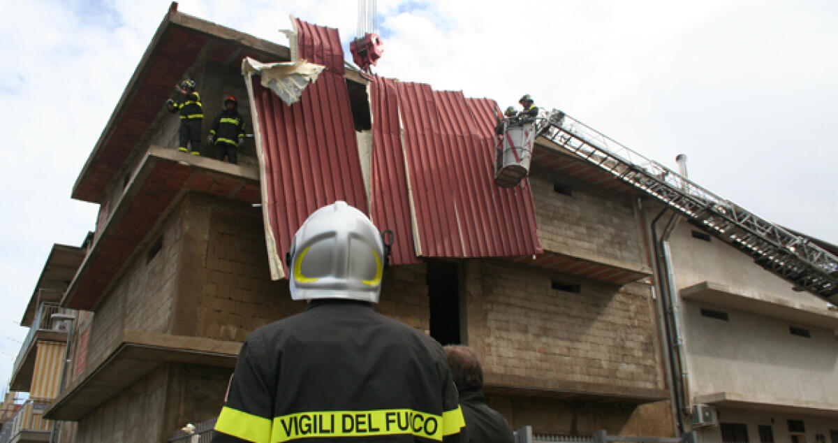 Tettoia "vola" da un tetto all'altro, paura a Settefarine - 