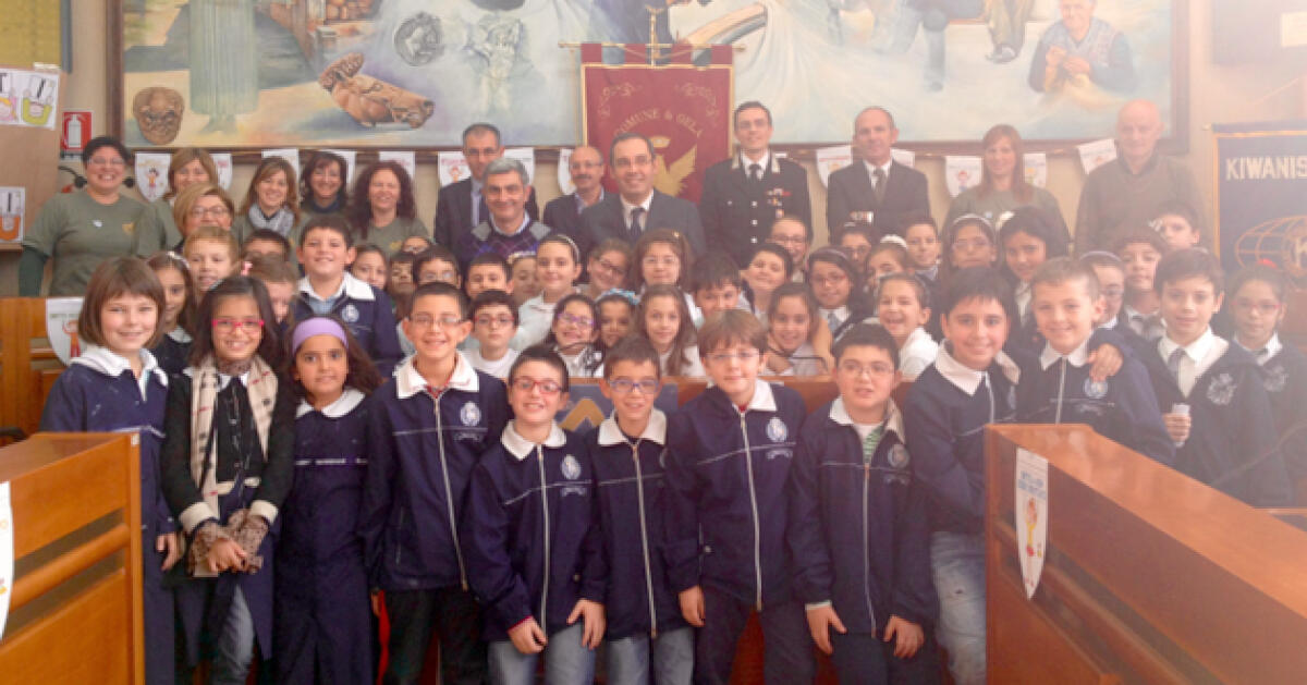Un albero di Natale speciale al comune creato dai bambini gelesi -