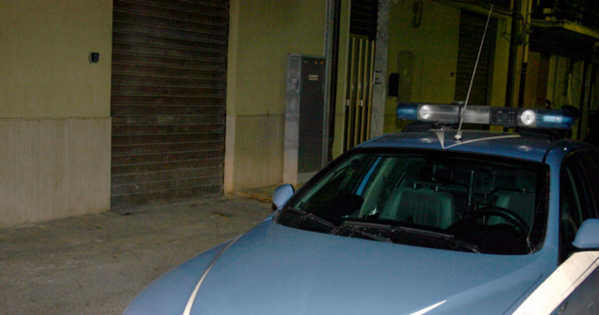 Tragedia in via Platani, poliziotto ucciso da un colpo della sua pistola -