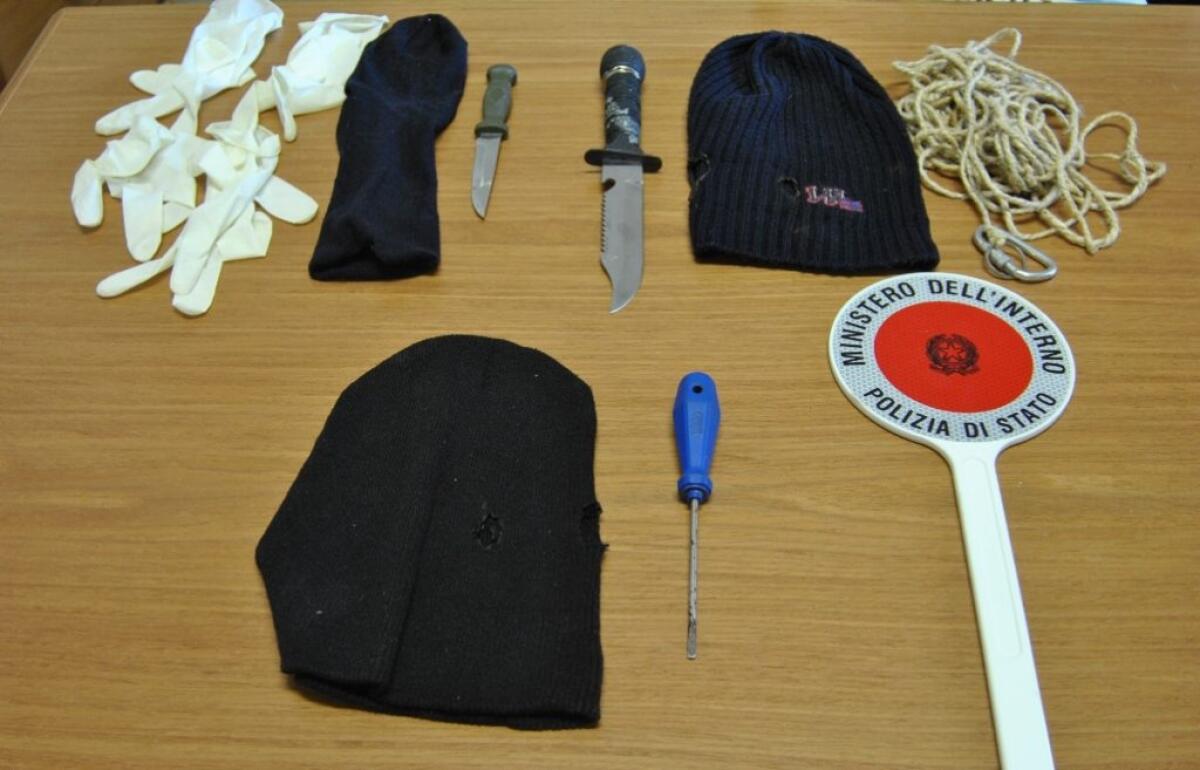 Entrano in banca e sequestrano clienti, arrestati due rapinatori a Caltanissetta - 