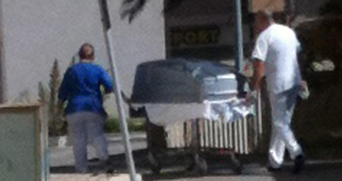 Muore in reparto, trasporto all'obitorio ospedaliero difficile per la barella rotta - 