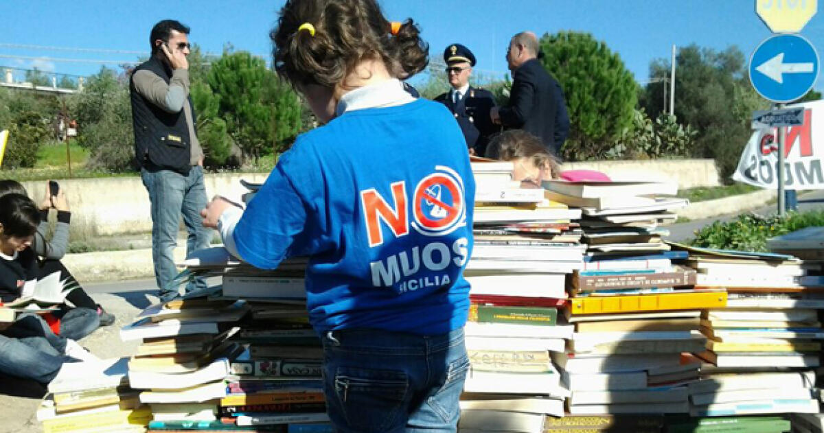 Donne e bambini fanno da scudo umano contro la base Ulmo, Niscemi si ribella - 