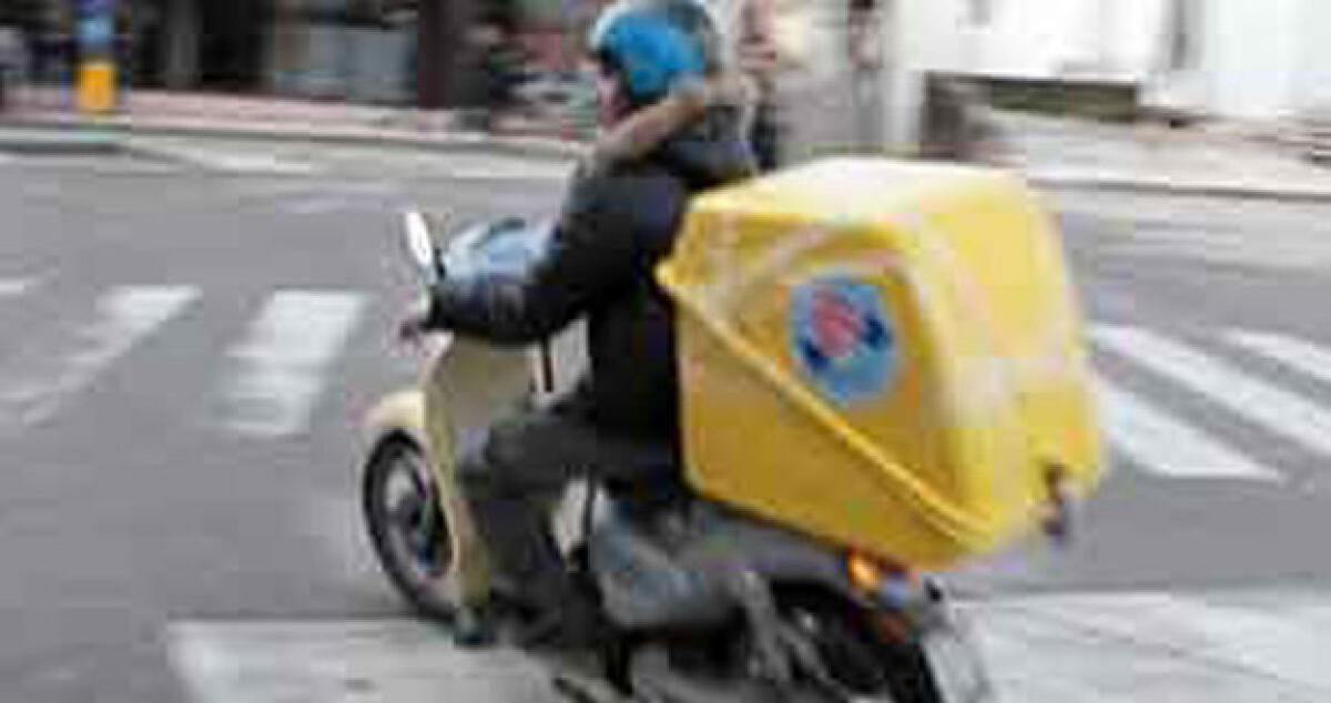 Pizza-express investe pantera della polizia e finisce in ospedale - 