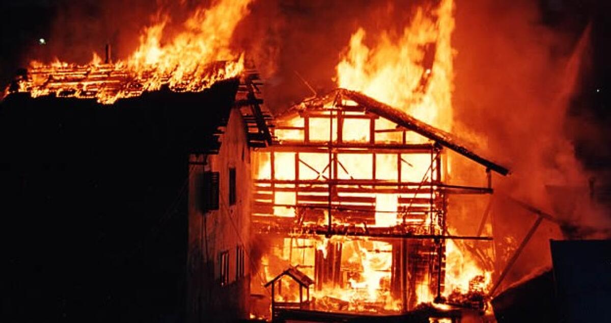 Incendio in via Francesco Crispi, in fiamme l'auto di un pensionato - 