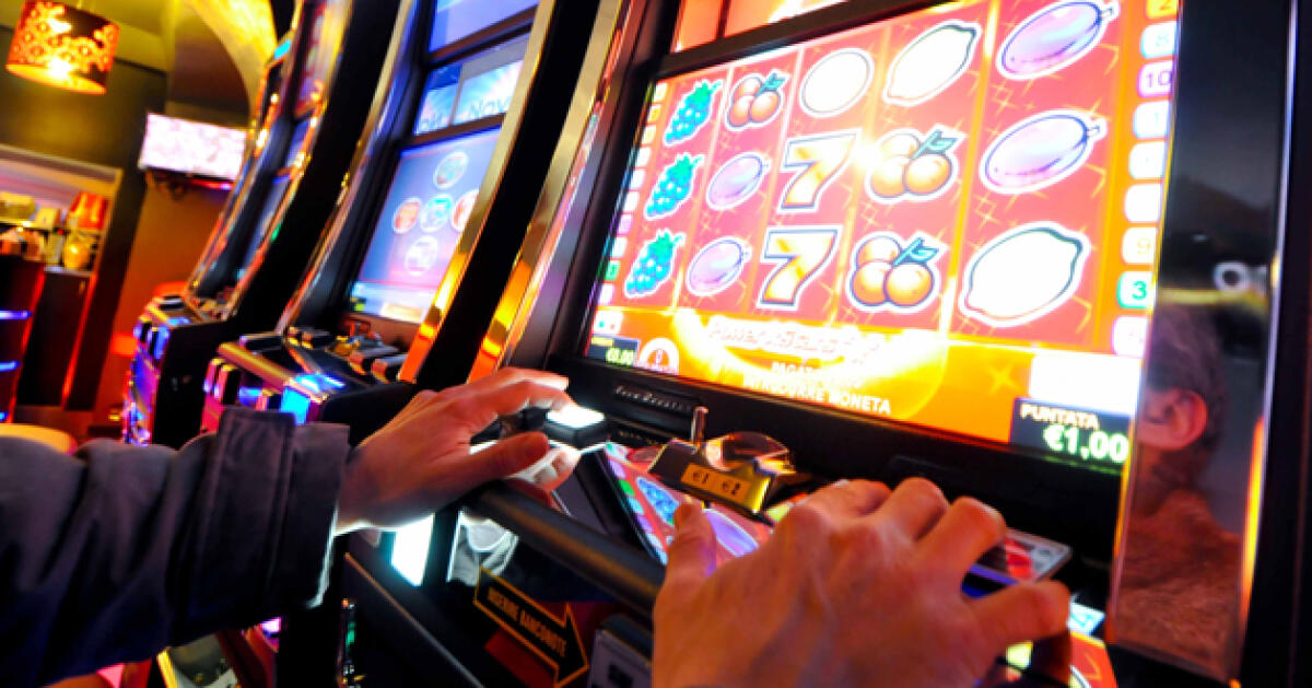 “Slot machines” alterate, controlli nelle sale giochi della città: Una denuncia - 
