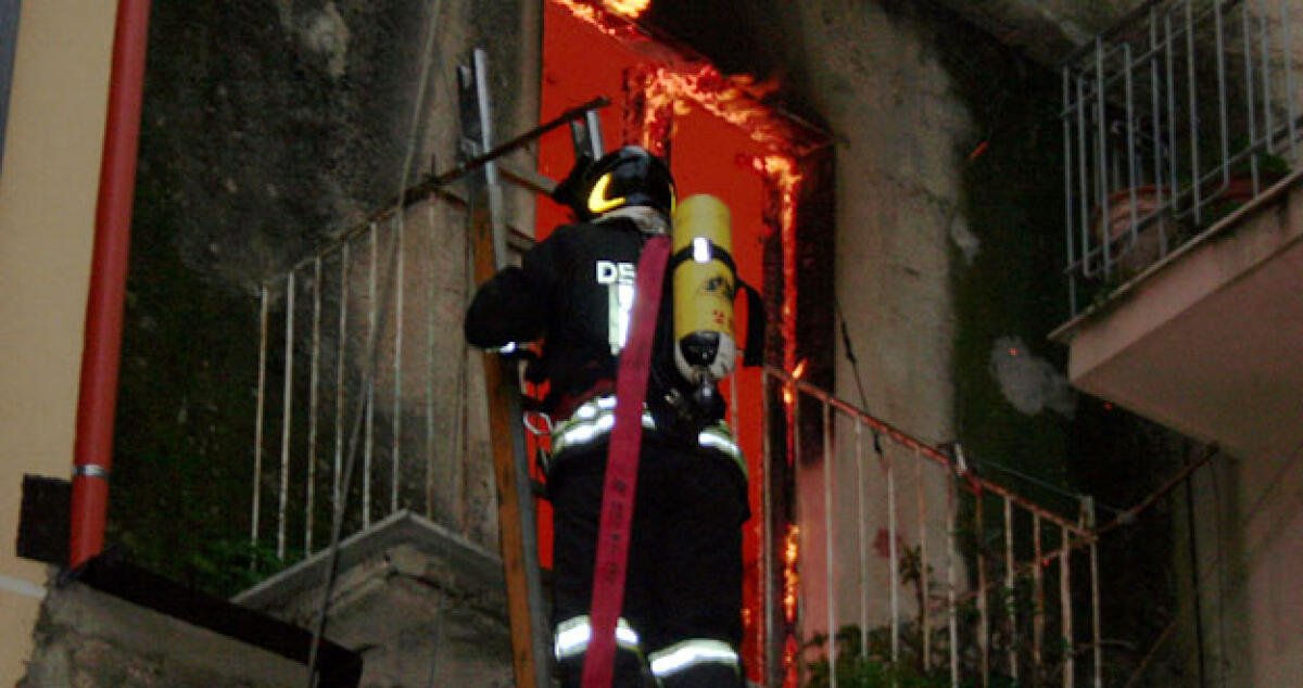 Rincasa e trova il portone bruciato, rogo in vico Spinello -