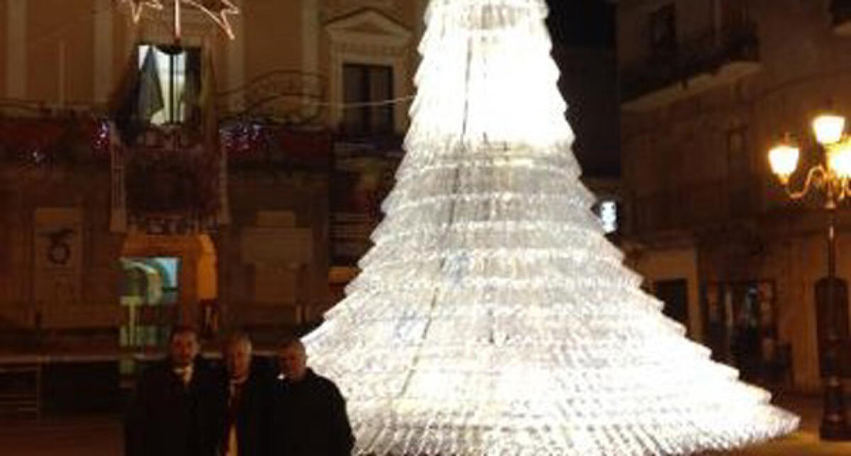 Un albero ecosostenibile realizzato con 1750 bottiglie di plastica -