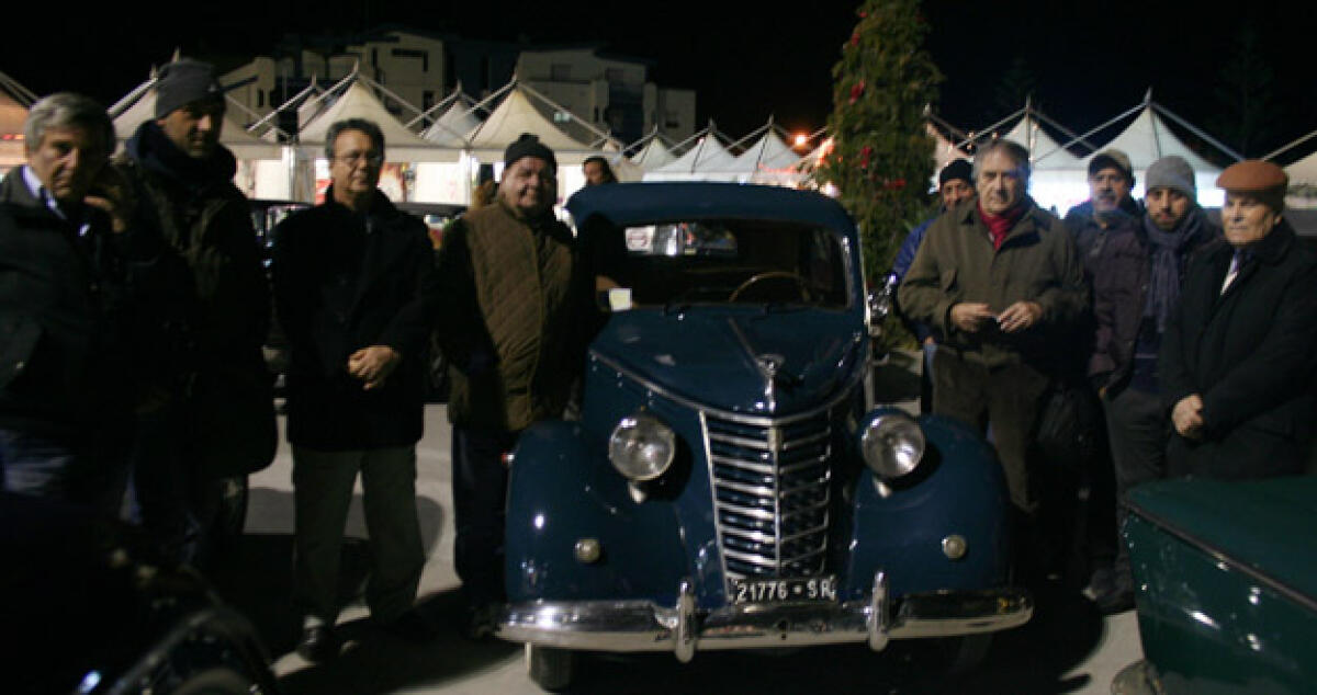 Auto d'epoca in bella mostra al mercatino di Natale a Caposoprano -