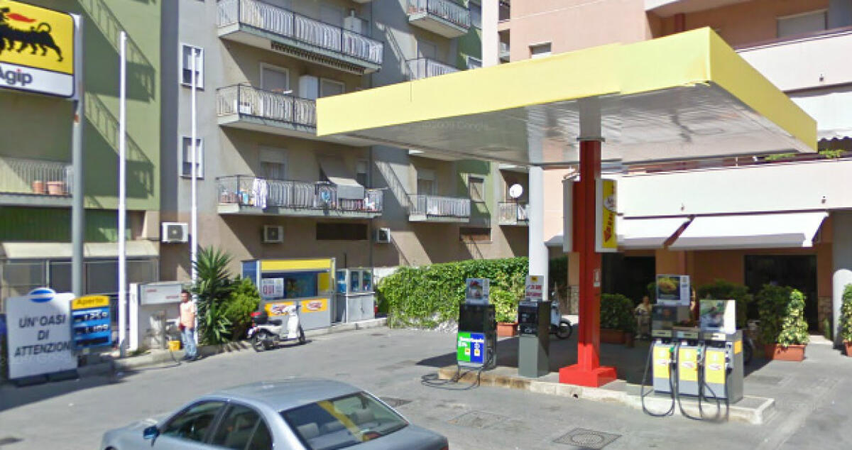 Rapinatori messi in fuga dal titolare di un distributore di carburanti -