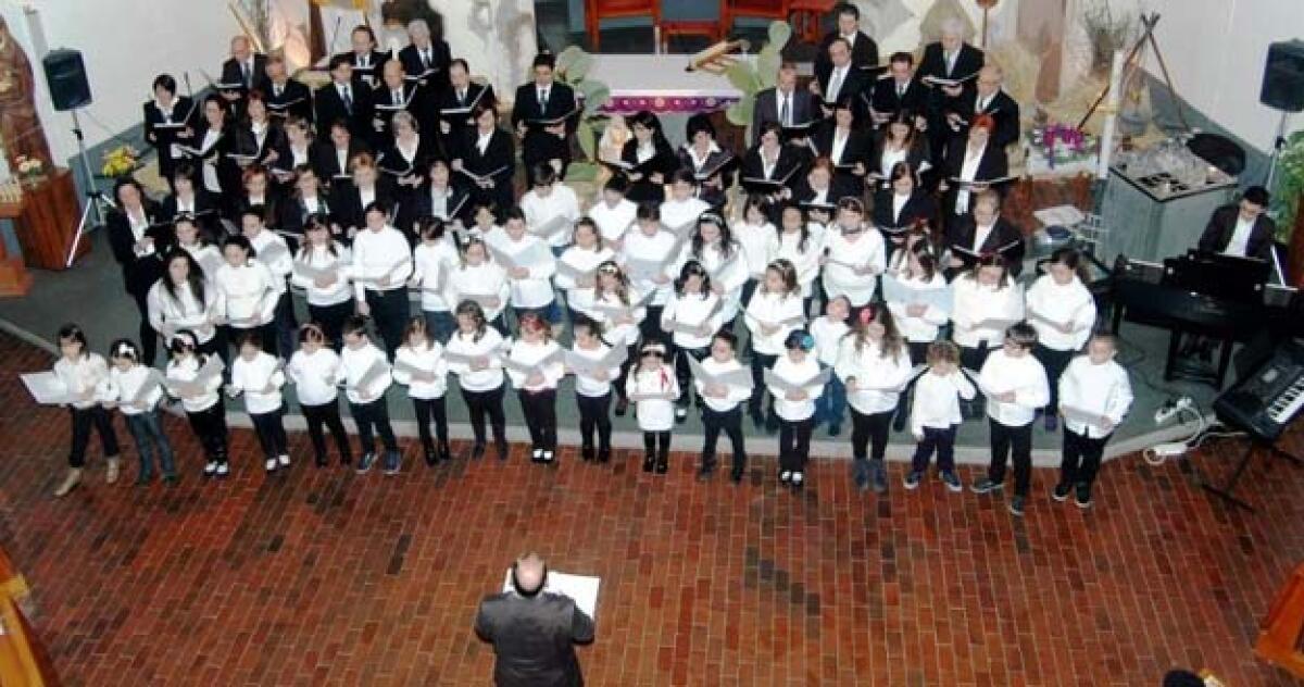 Il coro Perfecta Laetitia e i Pueri Cantores hanno ammaliato i fedeli di Macchitella - 