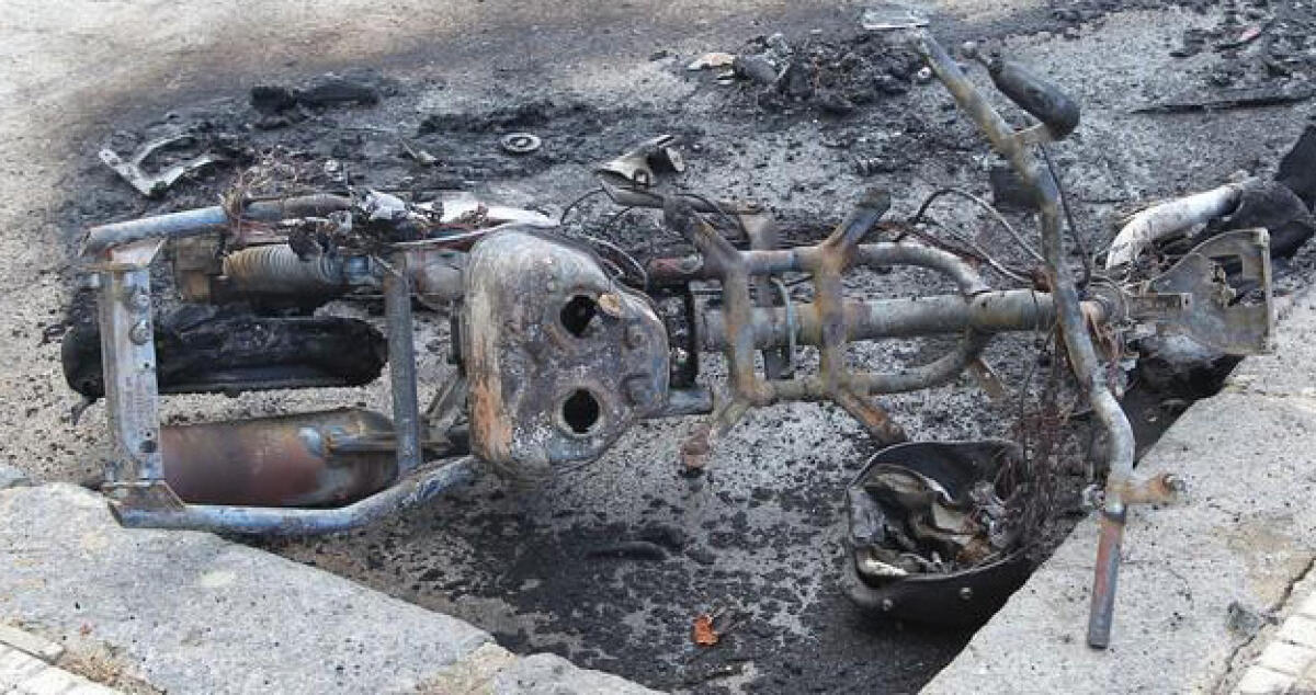 Rubato e dato alle fiamme in via Bach un motorino, indaga la polizia -