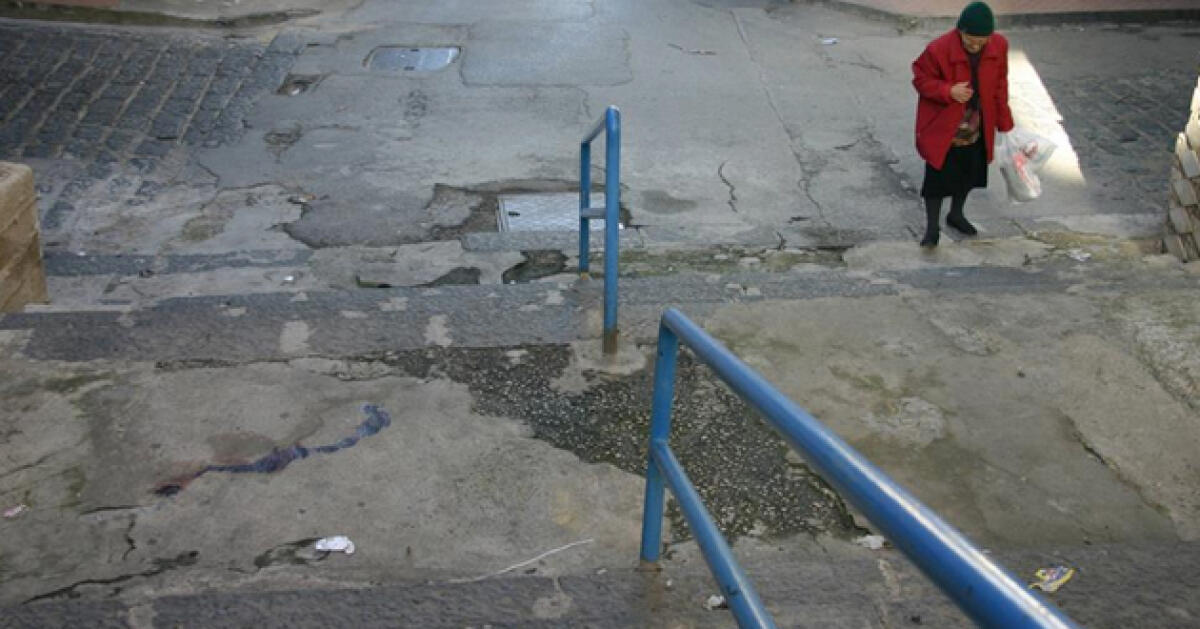 Si aggravano le condizioni dell'anziana ferita alla testa dopo uno scippo -