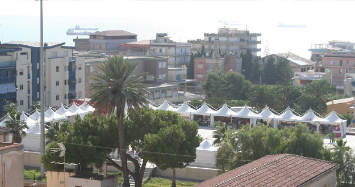 Mercatini di Natale, sosta selvaggia davanti il parcheggio multipiano - 