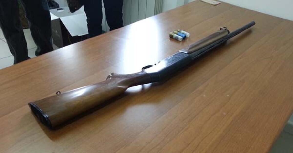 Spara dal balcone di casa e si barrica dentro, paura in viale Indipendenza -