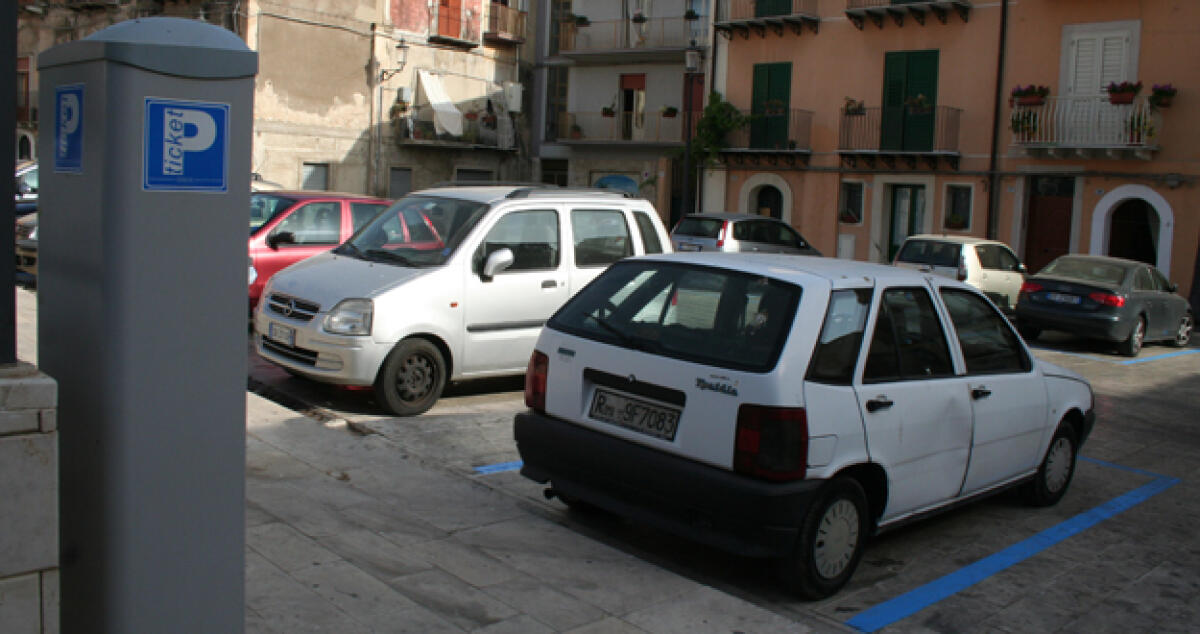 Centro storico invaso dalle strisce blu, via libera a nuovi 24 posti -