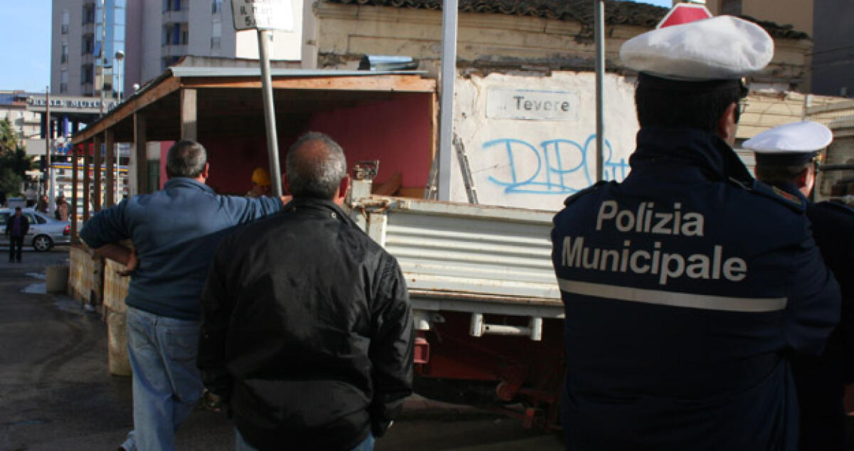 Sgomberate due bancarelle abusive in via Tevere, nessuna sanzione - 