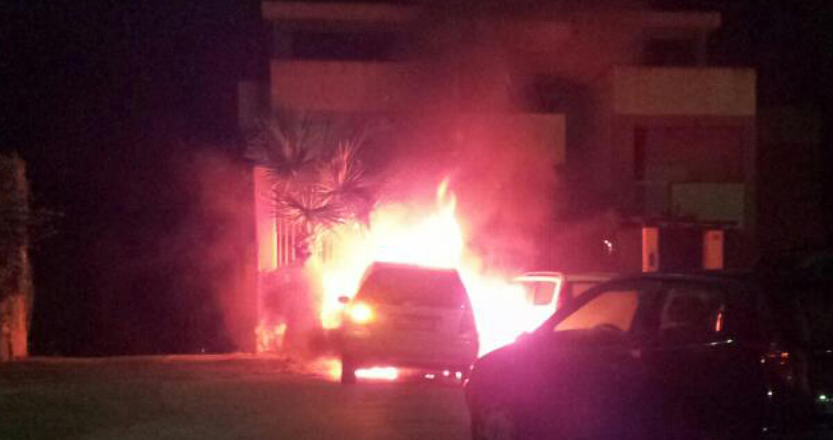 Rogo nella notte, incendiata la Citroen di addetta alla ristorazione -