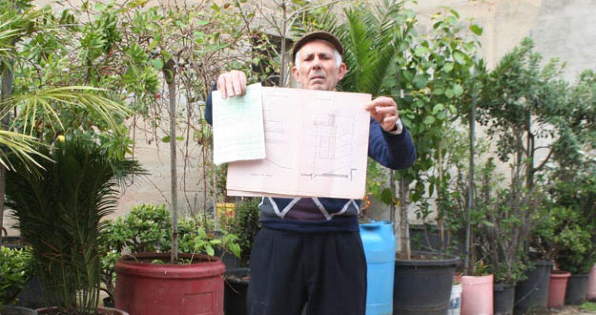 Via Paci, multato dai vigili per avere messo dei vasi nella sua proprietà -