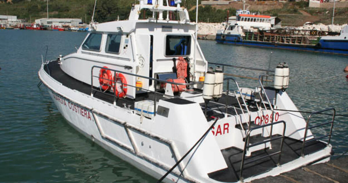 Ufficiali della Capitaneria impartiscono "lezioni di mare" agli studenti -