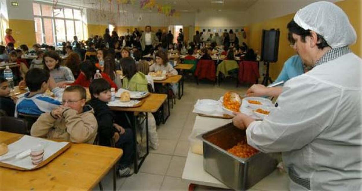 Refezione scolastica sospesa da un mese, 70 operatrici protestano in municipio -