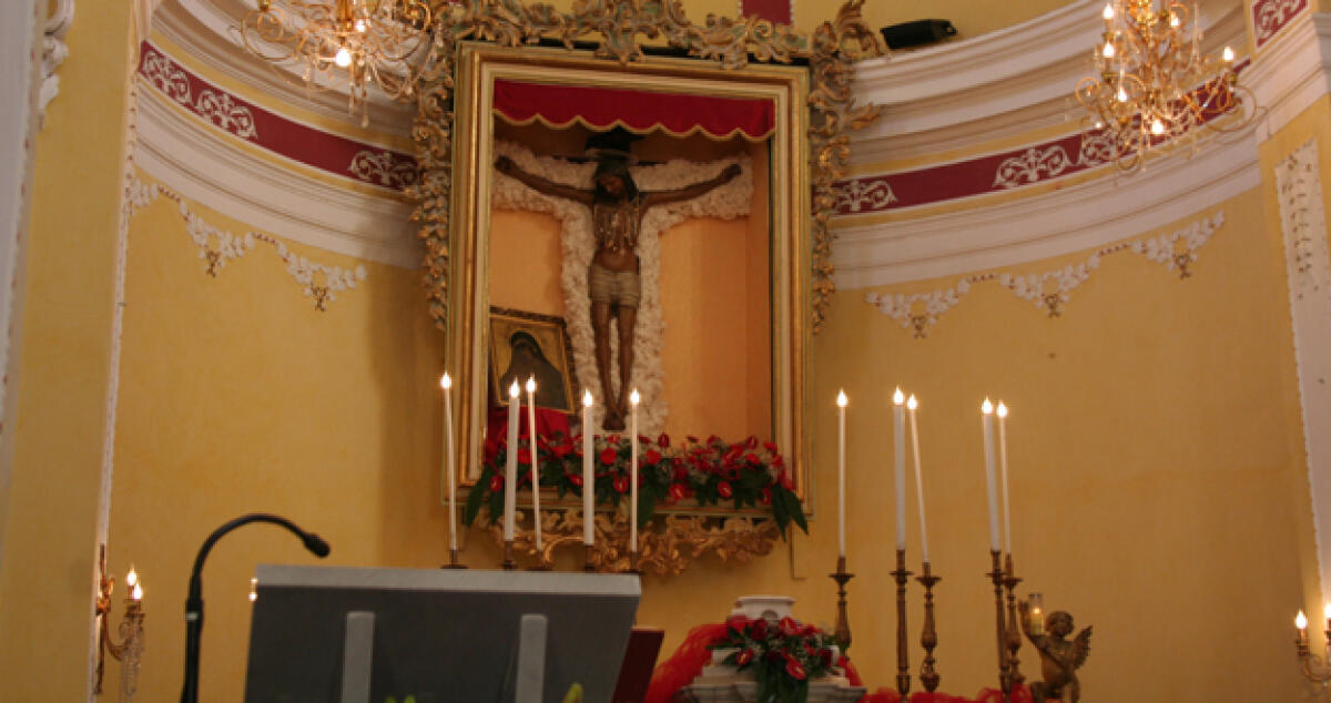 Chiesa del Carmine, cede il leggìo verso i banchi dei fedeli -