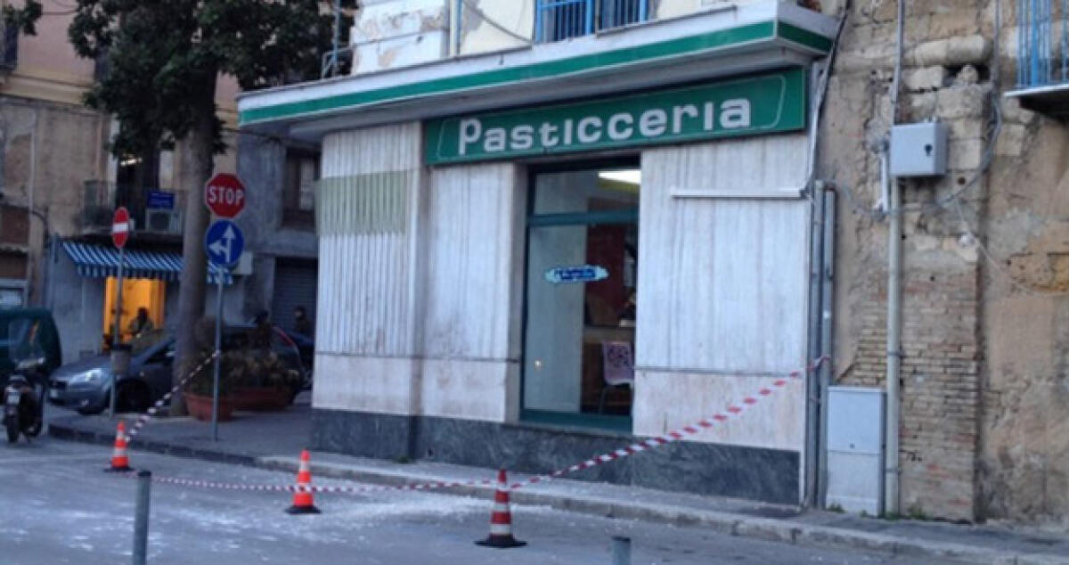 Piovono calcinacci sul centro storico, transenne in piazza Municipio -