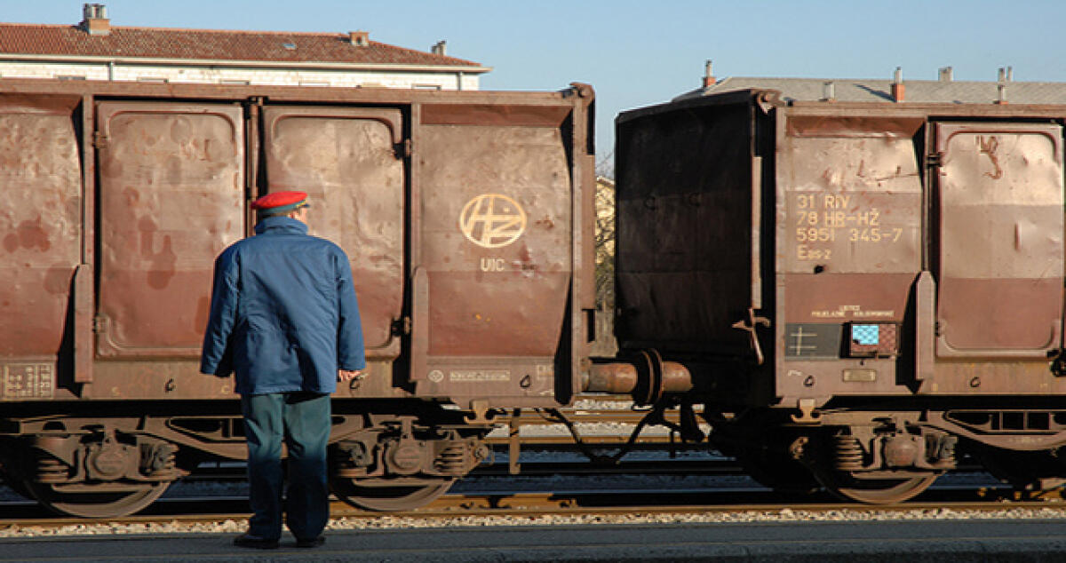 Amianto tra i binari, ex ferroviere: "vecchi locomotori rischio per nostra salute" -
