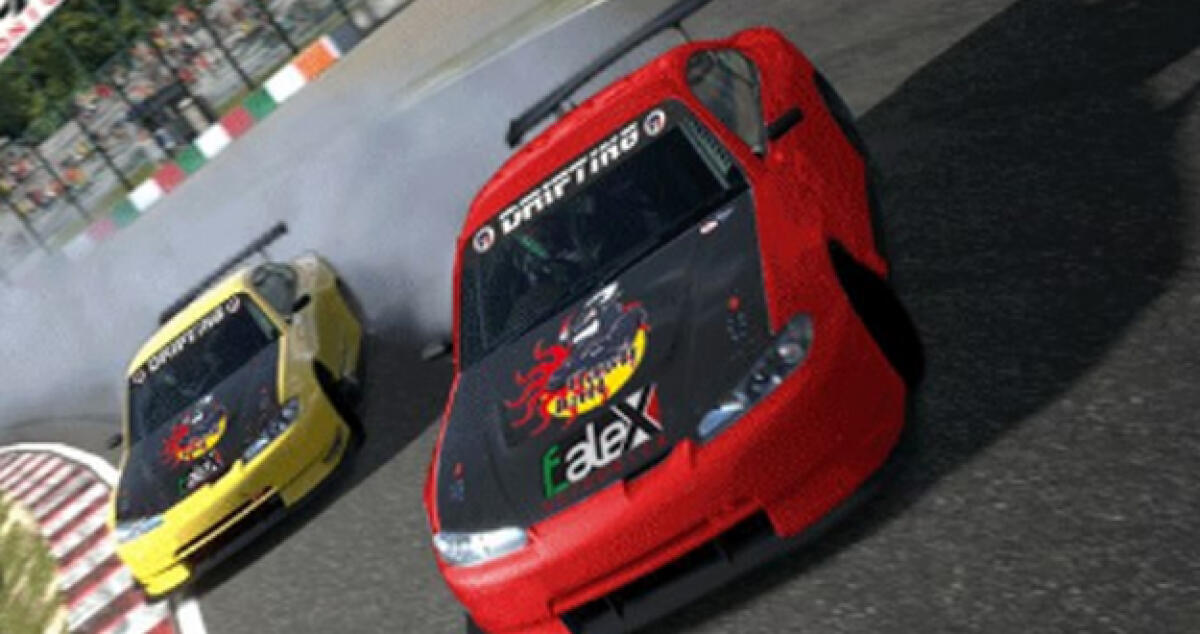 Campionato drifting al kartodromo, spettacolo con auto in sovrasterzo -